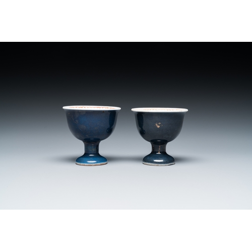 583 - A pair of Chinese powder blue stem cups with gilt decoration, KangxiH.: 6,5 cm - Dia.: 6,5 cm... 