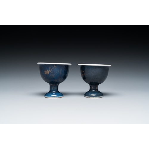 583 - A pair of Chinese powder blue stem cups with gilt decoration, KangxiH.: 6,5 cm - Dia.: 6,5 cm... 