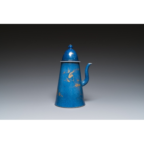 584 - A Chinese gilt-decorated powder-blue coffeepot and cover, KangxiH.: 25,5 cm - L.: 16 cm... 