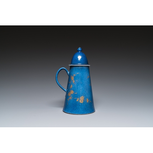 584 - A Chinese gilt-decorated powder-blue coffeepot and cover, KangxiH.: 25,5 cm - L.: 16 cm... 