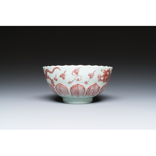 585 - A Chinese lotus-molded 'dragon' bowl in copper-red on celadon-ground, KangxiDia.: 16 cm - H.: 8 cm... 