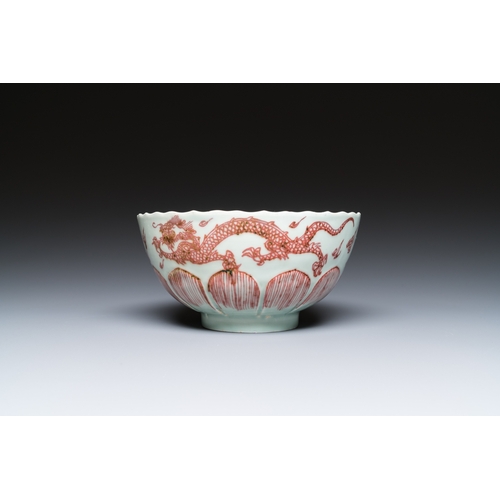 585 - A Chinese lotus-molded 'dragon' bowl in copper-red on celadon-ground, KangxiDia.: 16 cm - H.: 8 cm... 