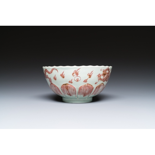 585 - A Chinese lotus-molded 'dragon' bowl in copper-red on celadon-ground, KangxiDia.: 16 cm - H.: 8 cm... 