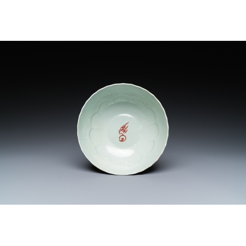 585 - A Chinese lotus-molded 'dragon' bowl in copper-red on celadon-ground, KangxiDia.: 16 cm - H.: 8 cm... 