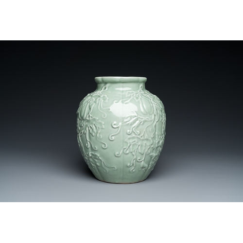 590 - A Chinese relief-molded monochrome celadon-glazed vase, 19/20th C.H.: 24,5 cm