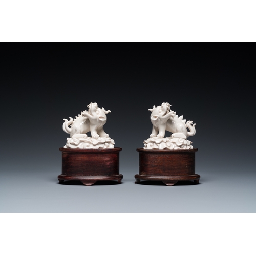 591 - A pair of Chinese Dehua blanc de Chine models of xiezhi, probably KangxiH.: 14,5 cm - L.: 11 cm (inc... 