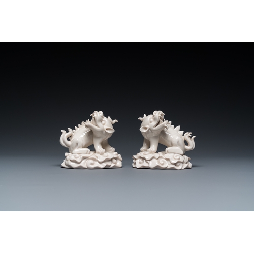 591 - A pair of Chinese Dehua blanc de Chine models of xiezhi, probably KangxiH.: 14,5 cm - L.: 11 cm (inc... 