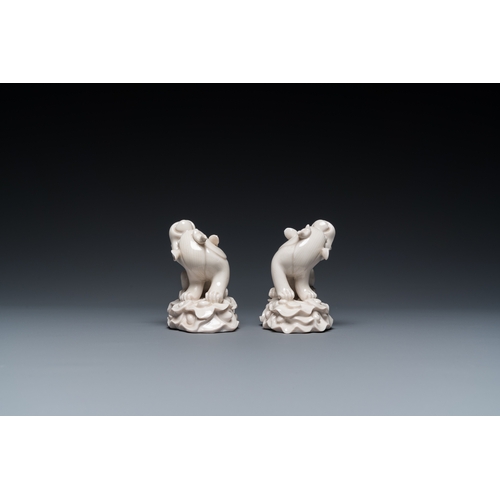 591 - A pair of Chinese Dehua blanc de Chine models of xiezhi, probably KangxiH.: 14,5 cm - L.: 11 cm (inc... 