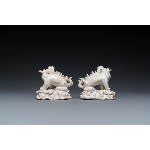 591 - A pair of Chinese Dehua blanc de Chine models of xiezhi, probably KangxiH.: 14,5 cm - L.: 11 cm (inc... 