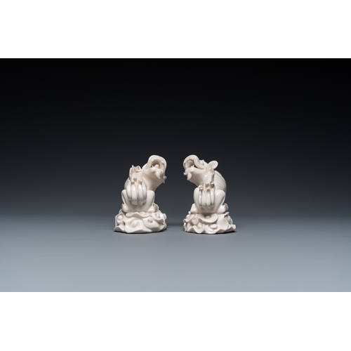 591 - A pair of Chinese Dehua blanc de Chine models of xiezhi, probably KangxiH.: 14,5 cm - L.: 11 cm (inc... 