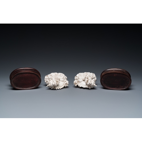 591 - A pair of Chinese Dehua blanc de Chine models of xiezhi, probably KangxiH.: 14,5 cm - L.: 11 cm (inc... 