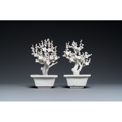 593 - A pair of Chinese Dehua blanc de Chine trees with birds, KangxiH.: 19 cm - L.: 11,5 cm... 