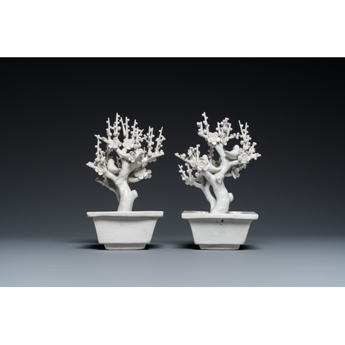 593 - A pair of Chinese Dehua blanc de Chine trees with birds, KangxiH.: 19 cm - L.: 11,5 cm... 