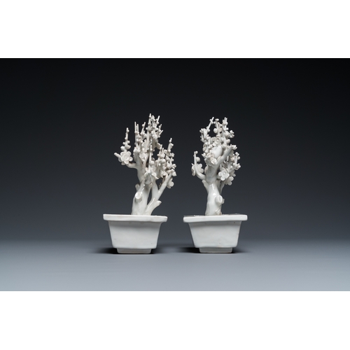 593 - A pair of Chinese Dehua blanc de Chine trees with birds, KangxiH.: 19 cm - L.: 11,5 cm... 