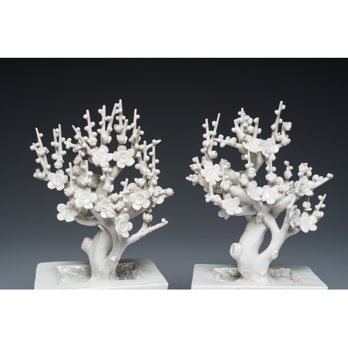 593 - A pair of Chinese Dehua blanc de Chine trees with birds, KangxiH.: 19 cm - L.: 11,5 cm... 