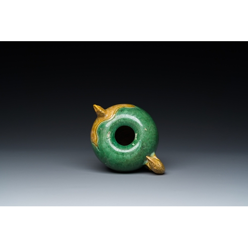 596 - A Chinese sancai-glazed water dropper with phoenix-shaped spout, Ming or KangxiH.: 10,5 cm - L.: 13 ... 