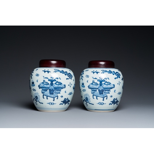 600 - A pair of Chinese blue and white âantiquitiesâ jars with wooden covers, KangxiH.: 18,5 cm (incl.... 