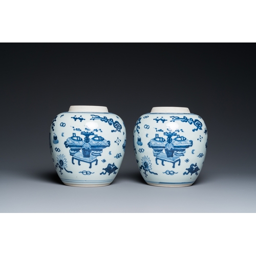 600 - A pair of Chinese blue and white âantiquitiesâ jars with wooden covers, KangxiH.: 18,5 cm (incl.... 