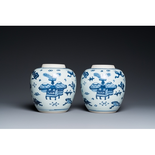 600 - A pair of Chinese blue and white âantiquitiesâ jars with wooden covers, KangxiH.: 18,5 cm (incl.... 