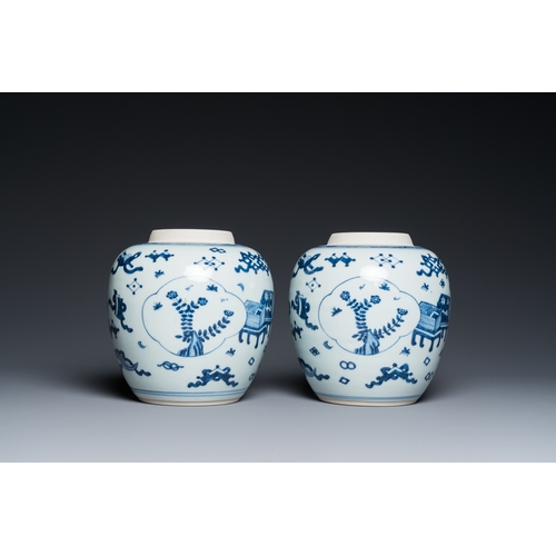 600 - A pair of Chinese blue and white âantiquitiesâ jars with wooden covers, KangxiH.: 18,5 cm (incl.... 