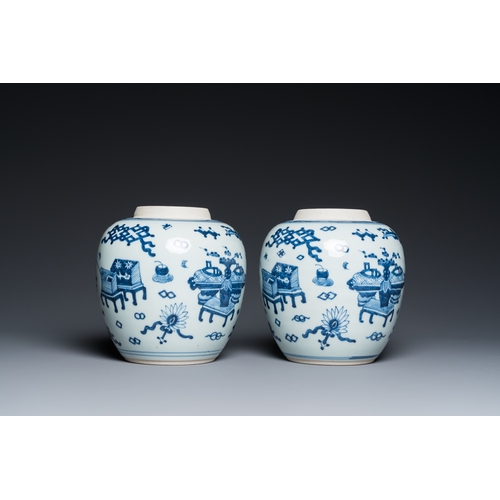 600 - A pair of Chinese blue and white âantiquitiesâ jars with wooden covers, KangxiH.: 18,5 cm (incl.... 