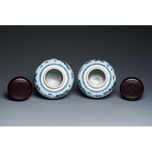 600 - A pair of Chinese blue and white âantiquitiesâ jars with wooden covers, KangxiH.: 18,5 cm (incl.... 