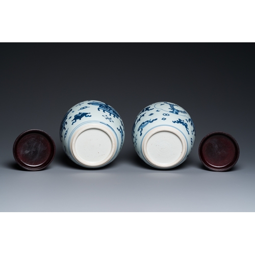 600 - A pair of Chinese blue and white âantiquitiesâ jars with wooden covers, KangxiH.: 18,5 cm (incl.... 