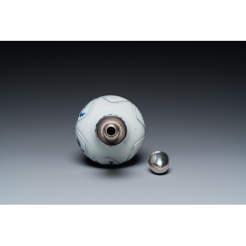 602 - A Chinese blue and white vase with silver mount, KangxiH.: 28,5 cm