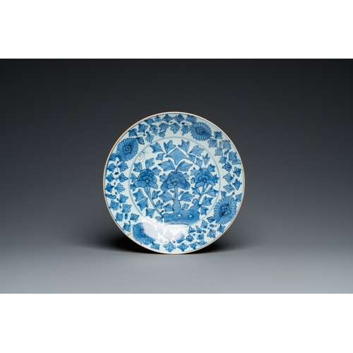 605 - Seven pieces of Chinese blue and white porcelain, Kangxi/QianlongDia.: 29,5 cm (the largest dish)H.:... 