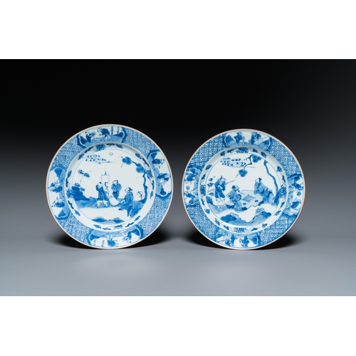 607 - A pair of Chinese blue and white 'scholars' plates, KangxiDia.: 21,5 cm