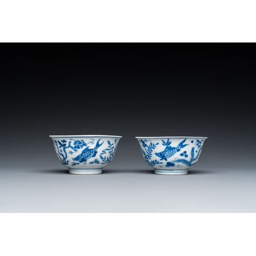 609 - A pair of Chinese blue and white 'carps' cups and saucers, KangxiDia.: 13 cm (the saucer)Dia.: 8,5 c... 