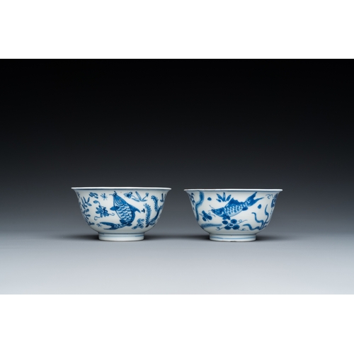 609 - A pair of Chinese blue and white 'carps' cups and saucers, KangxiDia.: 13 cm (the saucer)Dia.: 8,5 c... 