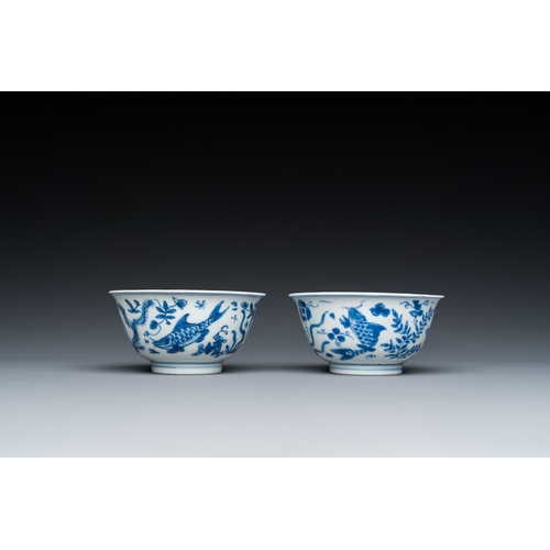 609 - A pair of Chinese blue and white 'carps' cups and saucers, KangxiDia.: 13 cm (the saucer)Dia.: 8,5 c... 