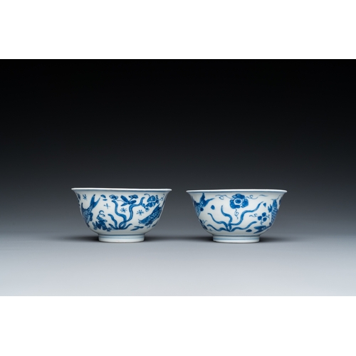 609 - A pair of Chinese blue and white 'carps' cups and saucers, KangxiDia.: 13 cm (the saucer)Dia.: 8,5 c... 