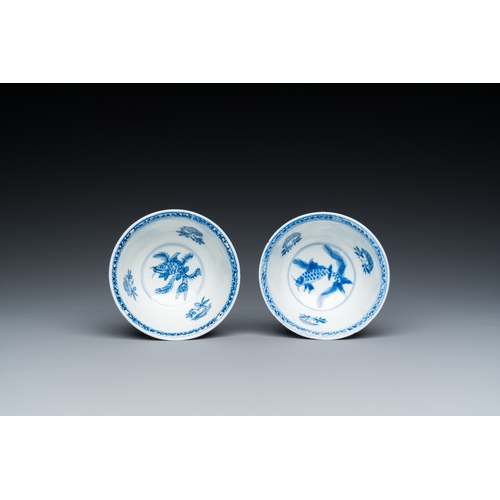 609 - A pair of Chinese blue and white 'carps' cups and saucers, KangxiDia.: 13 cm (the saucer)Dia.: 8,5 c... 