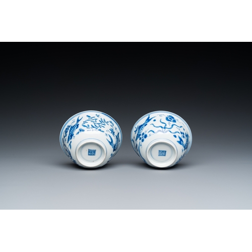 609 - A pair of Chinese blue and white 'carps' cups and saucers, KangxiDia.: 13 cm (the saucer)Dia.: 8,5 c... 