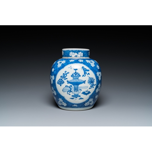 610 - A Chinese blue and white âantiquitiesâ jar and cover, KangxiH.: 22,5 cm (incl. cover) H.: 20,5 c... 