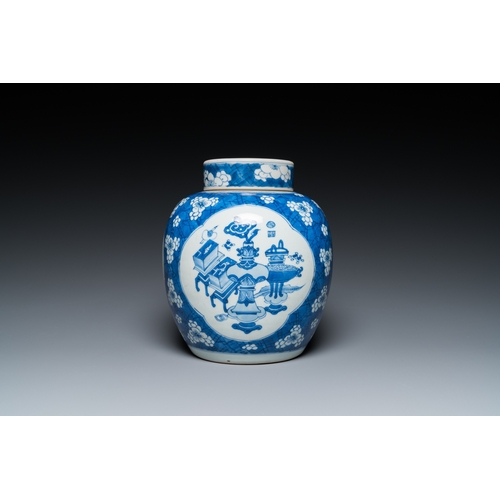 610 - A Chinese blue and white âantiquitiesâ jar and cover, KangxiH.: 22,5 cm (incl. cover) H.: 20,5 c... 