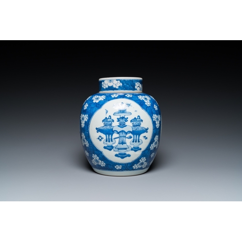 610 - A Chinese blue and white âantiquitiesâ jar and cover, KangxiH.: 22,5 cm (incl. cover) H.: 20,5 c... 