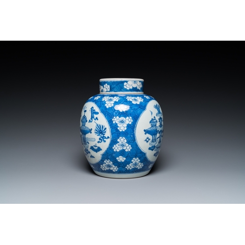 610 - A Chinese blue and white âantiquitiesâ jar and cover, KangxiH.: 22,5 cm (incl. cover) H.: 20,5 c... 