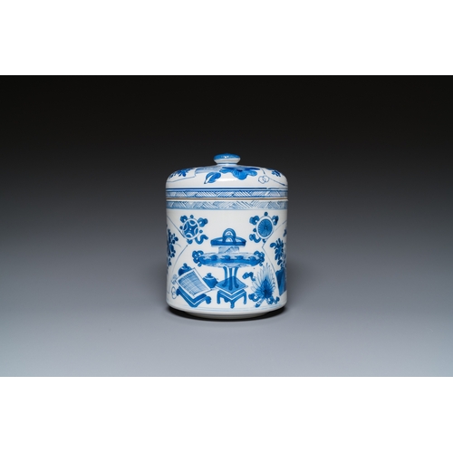 611 - A Chinese blue and white âantiquitiesâ jar and cover, KangxiH.: 15 cm - Dia.: 12 cm... 