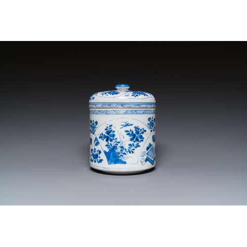 611 - A Chinese blue and white âantiquitiesâ jar and cover, KangxiH.: 15 cm - Dia.: 12 cm... 