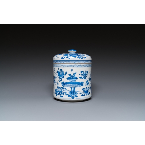 611 - A Chinese blue and white âantiquitiesâ jar and cover, KangxiH.: 15 cm - Dia.: 12 cm... 