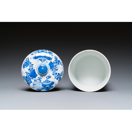 611 - A Chinese blue and white âantiquitiesâ jar and cover, KangxiH.: 15 cm - Dia.: 12 cm... 