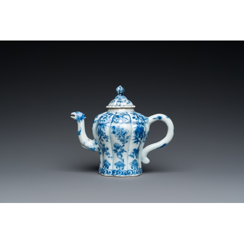 612 - A Chinese blue and white teapot with a phoenix-shaped spout, KangxiH.: 13 cm - L.: 15,5 cm... 