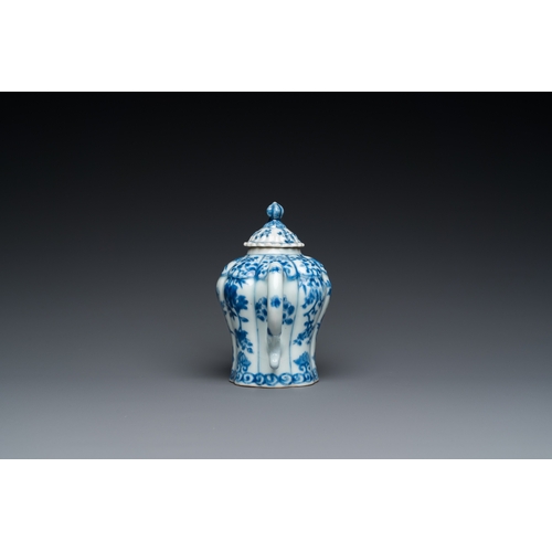 612 - A Chinese blue and white teapot with a phoenix-shaped spout, KangxiH.: 13 cm - L.: 15,5 cm... 