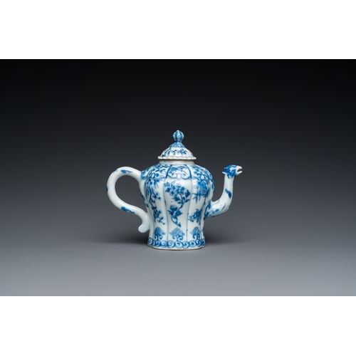 612 - A Chinese blue and white teapot with a phoenix-shaped spout, KangxiH.: 13 cm - L.: 15,5 cm... 