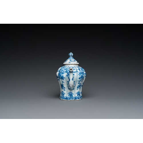 612 - A Chinese blue and white teapot with a phoenix-shaped spout, KangxiH.: 13 cm - L.: 15,5 cm... 