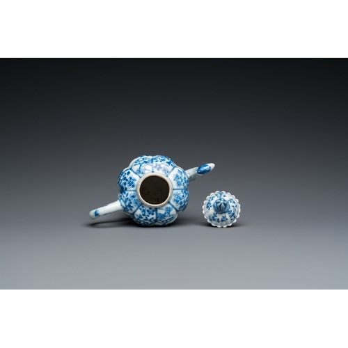 612 - A Chinese blue and white teapot with a phoenix-shaped spout, KangxiH.: 13 cm - L.: 15,5 cm... 