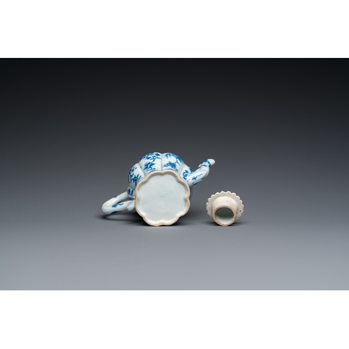 612 - A Chinese blue and white teapot with a phoenix-shaped spout, KangxiH.: 13 cm - L.: 15,5 cm... 